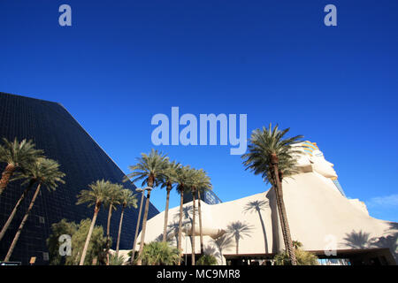 Vista exterior de la Gran Esfinge de Giza réplica delante de la pirámide negra del complejo hotel Luxor Las Vegas Hotel and Casino, Las Vegas, NV