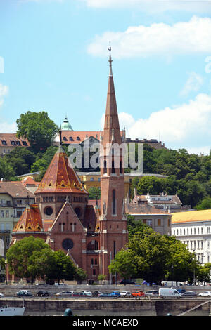 Iglesia calvinista en el distrito de Buda de la capital húngara Budapest - Hungría. Foto de stock