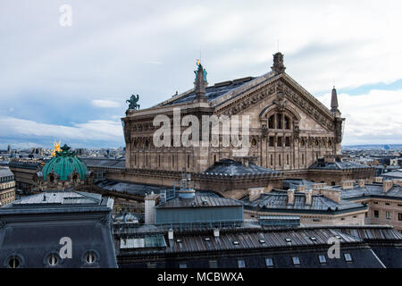 La Ópera Garnier de París (el Palais Garnier) Techo Vista, Francia Foto de stock