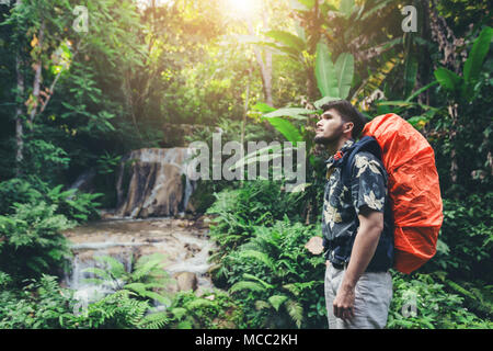 Persona de pie en cascada, inspirado viajero feliz disfrutando la naturaleza, concepto de aventura