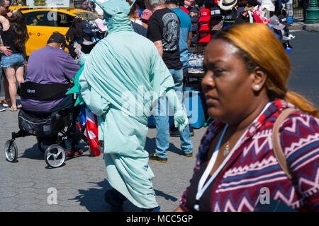 La señora Libertad parece darle la espalda a esta mujer afroamericana, Battery Park, la ciudad de Nueva York, abril de 2018