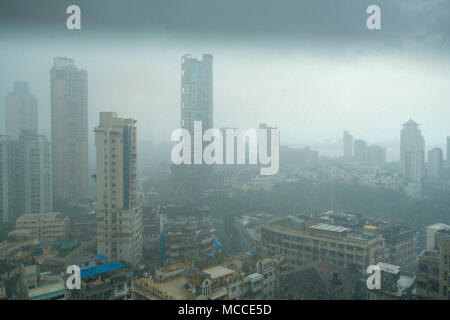 Horizonte de Mumbai durante fuertes lluvias monzónicas Foto de stock