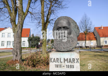 10 de abril de 2018, Alemania, Neuhardenberg: un busto del filósofo alemán, economista y teórico social Karl Marx (Mayo 05 de 1818 - 14 de marzo de 1883) está en pantalla. La ciudad de Neuhardenberg era previoulsy conocido como Marxwalde nombrado después de Karl Marx durante la época de la RDA. Foto: Patrick Pleul/dpa-Zentralbild/dpa