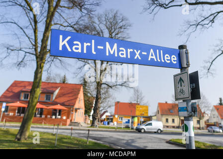 10 de abril de 2018, Alemania, Neuhardenberg: una calle signe lee Karl-Marx-Allee. La ciudad fue conocida como Marxwalde previoulsy después del filósofo alemán, economista y teórico social Karl Marx (Mayo 05 de 1818 - 14 de marzo de 1883) durante la época de la RDA y cambiarle el nombre a Neuhardenberg después de la caída del Muro de Berlín. Foto: Patrick Pleul/dpa-Zentralbild/dpa