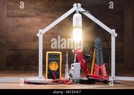 herramientas para electricistas o técnicos eléctricos, sobre un banco de  mesa blanco Fotografía de stock - Alamy