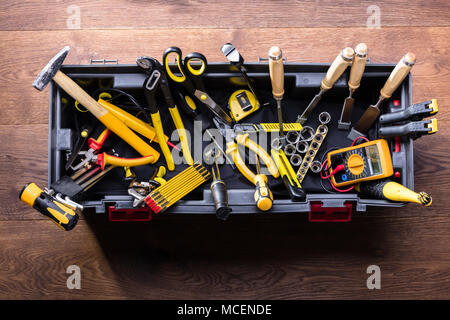 Abra la caja de herramientas con muchas herramientas. Caja de