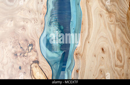 Textura de madera y resina epoxi azul.