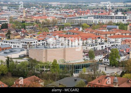 16 de abril de 2018, Alemania, Bamberg: Vista del Konzert- und Kongresshalle (lit. Y el centro de conciertos y congresos). Foto: Nicolas Armer/dpa Foto de stock