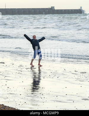 Brighton, Reino Unido 17 de abril de 2018 - Una joven disfruta de una mañana temprana de remo en Brighton Beach esta mañana temprano . Se prevé que el clima cálido dramáticamente en los próximos días, a través de Gran Bretaña, con temperaturas espera que llegue a los 25 grados en partes del Sudeste de crédito: Simon Dack/Alamy Live News Foto de stock