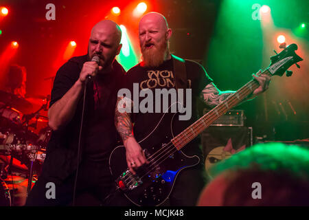 Andre Ellenberger cantante y bajista Ralf García de la banda suiza de metal Piranha Schüür viven en Lucerna, Suiza