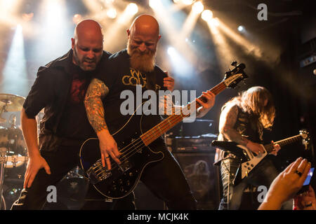 Andre Ellenberger cantante y bajista Ralf García de la banda suiza de metal Piranha Schüür viven en Lucerna, Suiza