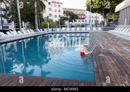 Santa Cruz de Tenerife; tomar un baño en la piscina de un hotel de cinco estrellas. Foto de stock