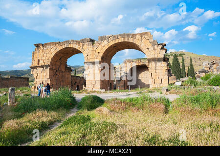 Las ruinas de la basílica, Hierápolis, Pamukkale, Denizli, Anatolia, Turquía