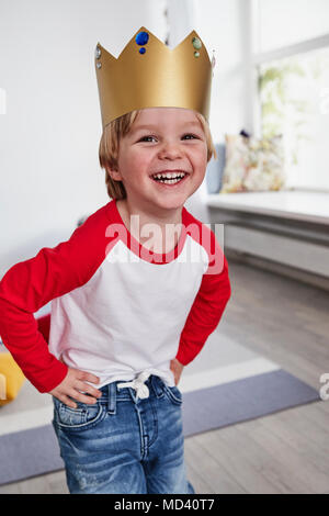 Retrato de joven, luciendo corona de cartón, sonriendo Foto de stock