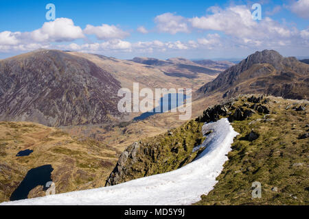 El paisaje visto desde arriba cresta Ogwen Garn Y valle en las montañas del Parque Nacional de Snowdonia a principios de la primavera. Ogwen, North Wales, REINO UNIDO, Gran Bretaña