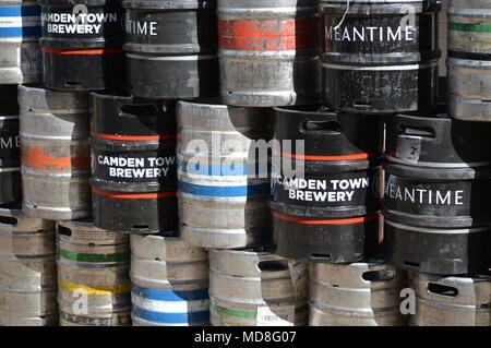 Varios barriles de cerveza apilados fuera de un pub en el Southbank de Londres Foto de stock