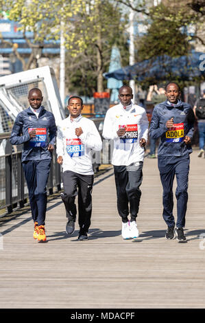 Londres, Reino Unido. 19 de abril de 2018, Londres, Reino Unido. Marathon hombres corredores de élite, Daniel Wanjiru< Kenya(izquierda), Kenenisa Bekele, Etiopía) (centro), Eliud Kipchoge, Kena, centro (en blanco) Giye Adola, Etiopía, a la derecha. Los mejores corredores de larga distancia en el mundo. Crédito: Ian Davidson/Alamy Live News Foto de stock