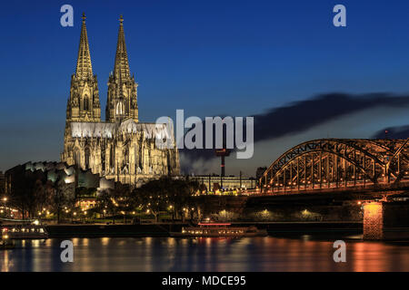La Catedral de Colonia en la noche con una nube oscura Foto de stock