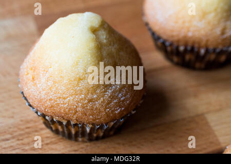 Muffins de limón con azúcar en polvo. Concepto de postre. Foto de stock