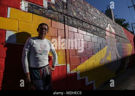René Linares, pintor de Guadalajara, pinturas mural en el centro histórico de la ciudad de Hermosillo, como parte de los proyectos artísticos de la Casa de Madrid. Foto de stock