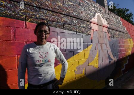 René Linares, pintor de Guadalajara, pinturas mural en el centro histórico de la ciudad de Hermosillo, como parte de los proyectos artísticos de la Casa de Madrid. Foto de stock