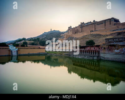 Lago Maota delante del Fuerte Amer, Jaipur, Rajasthan, India Foto de stock