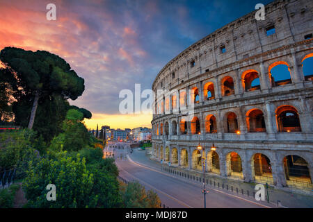 Coliseo. Imagen del Coliseo en Roma, Italia, durante bellos amaneceres. Foto de stock