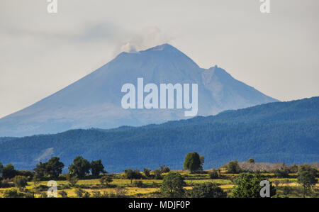 Volcano Popocatepetl en México visto desde el oriente y con pequeñas nubes de humo procedente de su cráter