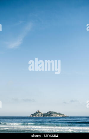 Vista de la isla de Tijucas minimalista visto desde la playa Barra da Tijuca en una hermosa tarde, Rio de Janeiro.
