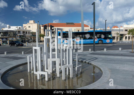 Característica del agua en la parte renovada del casco antiguo de la ciudad, en la carretera de la estación de autobuses karvella, Pafos, Chipre, Europa Foto de stock