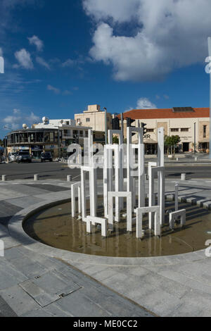 Característica del agua en la parte renovada del casco antiguo de la ciudad, en la carretera de la estación de autobuses karvella, Pafos, Chipre, Europa Foto de stock
