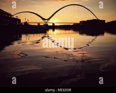 Atardecer en Stockton on Tees con la silueta del puente de infinito en el fondo. Foto de stock