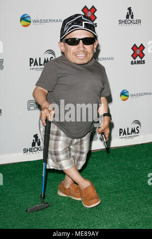 cota-de-caza-california-usa-el-27-de-julio-2009-el-actor-verne-troyer-llega-con-el-palo-de-golf-en-mano-en-shecklers-x-games-celebrity-pieles-clasico-de-cota-de-caza-golf-club-el-lunes-27-de-julio-de-2009-credito-de-la-imagen-patrick-t-fallon-zuma-press-me89ay.jpg