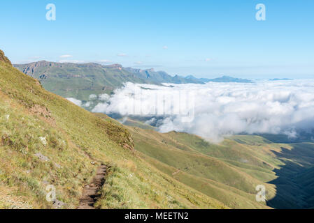 La vista desde el sendero al centinela Tugela Falls en el Drakensberg. Niebla en QwaQwa y las montañas Maluti son visibles en la parte posterior Foto de stock