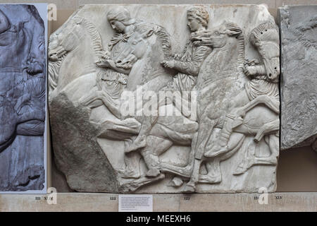 Londres. Inglaterra. Museo Británico, el friso del Partenón (Mármoles de Elgin), jinetes del Norte friso del Partenón en la Acrópolis de Atenas, ca. Foto de stock
