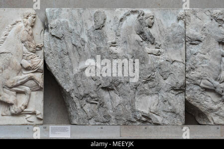 Londres. Inglaterra. Museo Británico, el friso del Partenón (Mármoles de Elgin), jinetes del sur friso del Partenón en la Acrópolis de Atenas, ca. Foto de stock
