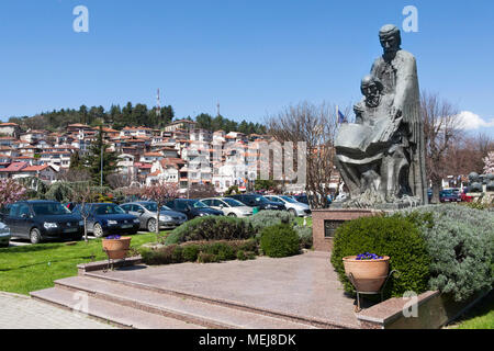 Ohrid, un monumento a san Cirilo y san Metodio, Macedonia Foto de stock