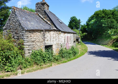 Casa rústica francesa y granero, Berrien, Bretaña, Francia - John Gollop Foto de stock