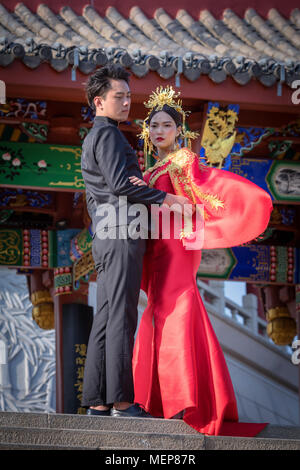 Pareja china delante del pabellón, el Xinglin Xiamen International Garden & Flower Expo Park, Distrito Jimei, Xiamen, Fujian, China