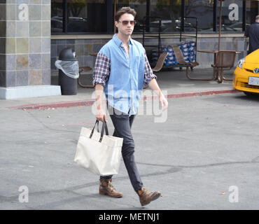 Los Angeles, CA, EE.UU. 21 abr, 2018. Ryan McCartan fuera y alrededor de Los Ángeles en un hermoso día de compras. Crédito: Punzón de medios para su icónica/Alamy Live News Foto de stock