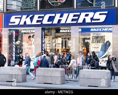 Moda región combustible Tienda Skechers en Times Square en la Ciudad de Nueva York Fotografía de  stock - Alamy