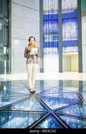 Empresaria exitosa en el contemporáneo salón de oficina
