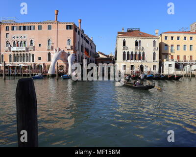 Grand Canal en el Ca' Sagredo Hotel, manos gigantescas esculturas de Lorenzo Quinn, góndolas, blue sky, Venecia, Italia, Europa Foto de stock
