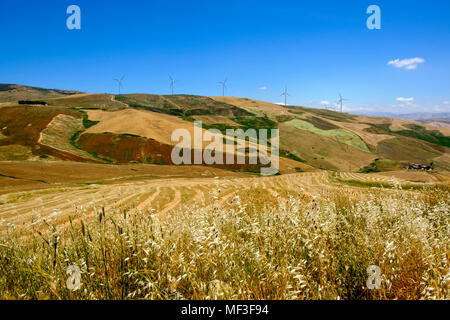 Un Windräder Getreidefelder und der SS118, bei Corleone, Palermo, Sizilien Provinz, Italien