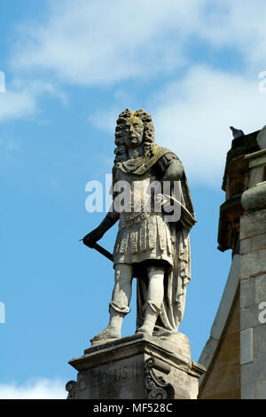 El rey Carlos II estatua en la Iglesia de Todos Los Santos, Northampton, Northamptonshire, Inglaterra, Reino Unido. Foto de stock