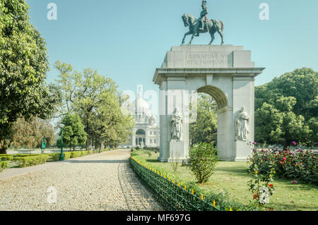 En Kolkata, Bengala Occidental, India - 11 de marzo de 2018 : Una estatua de Edwards VII en la famosa Victoria Memorial Gardens en un recodo día soleado, Kolkata, WB Foto de stock