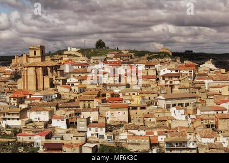 Panorámica de la aldea de Jorquera sobre la montaña y el río Cabriel circundantes. Jorquera, Castilla la Mancha, España. Foto de stock