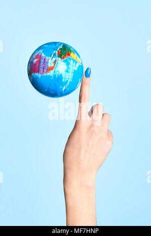 Close-up de globo junto al dedo de mujer Foto de stock