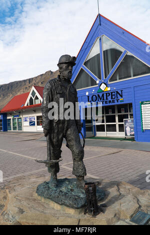 Estatua del minero en el viejo pueblo minero de Longyearbyen, en la isla de Spitsbergen, Svalbard, Noruega Foto de stock
