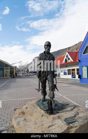 Estatua del minero en el viejo pueblo minero de Longyearbyen, en la isla de Spitsbergen, Svalbard, Noruega Foto de stock